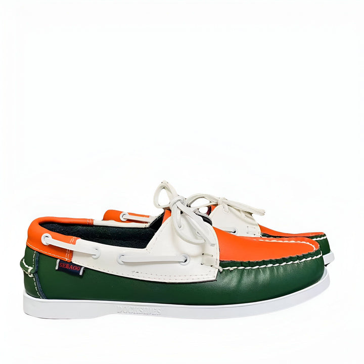 Vue rapprochée d'une paire de chaussures bateau Sebago Docksides en cuir vert, blanc et orange, avec lacets blancs et semelle blanche., 45286755401909,45286755434677,45286755467445,45286755500213,45286755532981,45286755565749,45286755598517,45286755631285,45286755664053,45286755696821,45286755729589,45286755762357,45286755795125,45286755827893,45286755860661,45286755893429,45286755926197,45286755958965,45286755991733,45286756024501,45286756057269,45286756090037,45286756122805,45286756155573,4528675618834