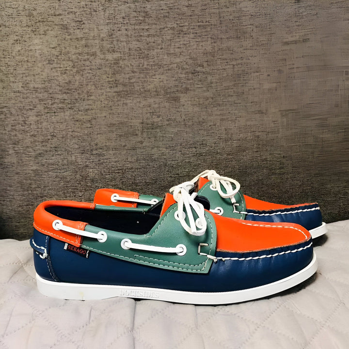 Vue rapprochée de deux chaussures bateau Dockside Sebago, en cuir bleu marine, vert et orange, avec des lacets blancs., 45286755401909,45286755434677,45286755467445,45286755500213,45286755532981,45286755565749,45286755598517,45286755631285,45286755664053,45286755696821,45286755729589,45286755762357,45286755795125,45286755827893,45286755860661,45286755893429,45286755926197,45286755958965,45286755991733,45286756024501,45286756057269,45286756090037,45286756122805,45286756155573,45286756188341,45286756221109