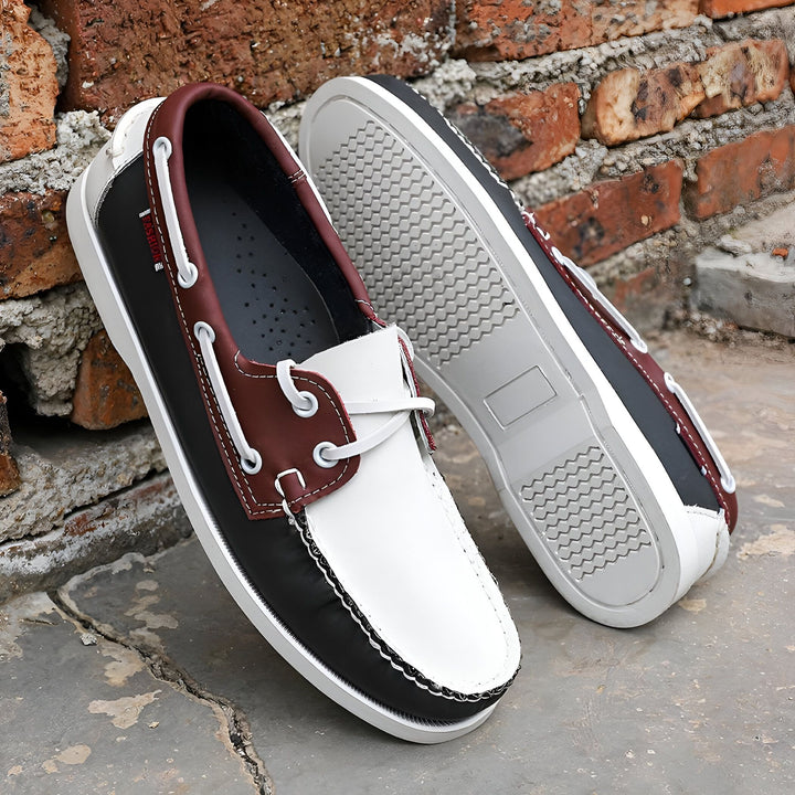 Chaussures bateau pour homme, élégantes et confortables. Un modèle est posé sur le côté, l'autre montre sa semelle antidérapante. Style décontracté, parfait pour l'été. Couleurs : noir, blanc et marron., 45287040745653,45287040778421,45287040811189,45287040843957,45287040876725,45287040909493,45287040942261,45287040975029