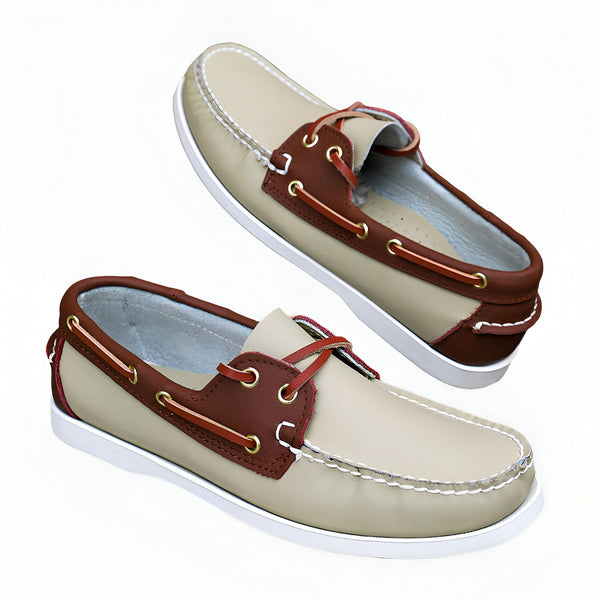 Paire de chaussures bateau en cuir beige et marron avec lacets rouges, sur fond blanc., 45286757564597,45286757597365,45286757630133,45286757662901,45286757695669,45286757728437,45286757761205,45286757793973