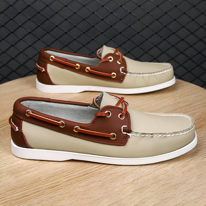 Photo de deux mocassins bateau en cuir beige et marron sur une table en bois. Lacets rouge brique., 45286757564597,45286757597365,45286757630133,45286757662901,45286757695669,45286757728437,45286757761205,45286757793973