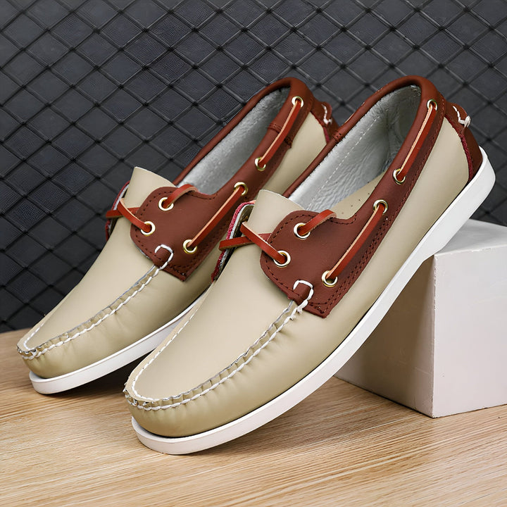 Paire de chaussures bateau beiges et marron en cuir, avec lacets rouges. Chaussures décontractées pour hommes, parfaites pour un look élégant et confortable. Détails soignés et finitions de qualité., 45286757564597,45286757597365,45286757630133,45286757662901,45286757695669,45286757728437,45286757761205,45286757793973