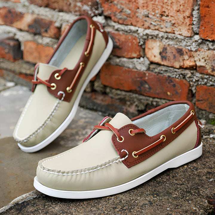 Deux chaussures bateau en cuir beige et marron sur un fond de briques rouges. Chaussures décontractées avec lacets en cuir marron. Mode masculine, style nautique, chaussures d'été., 45286757564597,45286757597365,45286757630133,45286757662901,45286757695669,45286757728437,45286757761205,45286757793973
