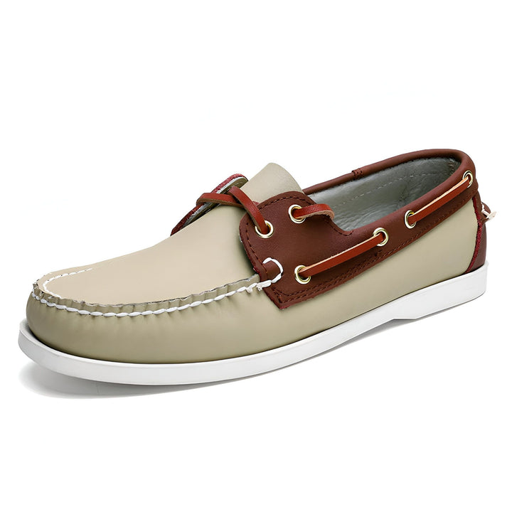Mocassin bateau beige et marron avec lacets en cuir rouge. Chaussure décontractée pour homme avec semelle blanche. Mode masculine, style nautique., 45286757564597,45286757597365,45286757630133,45286757662901,45286757695669,45286757728437,45286757761205,45286757793973
