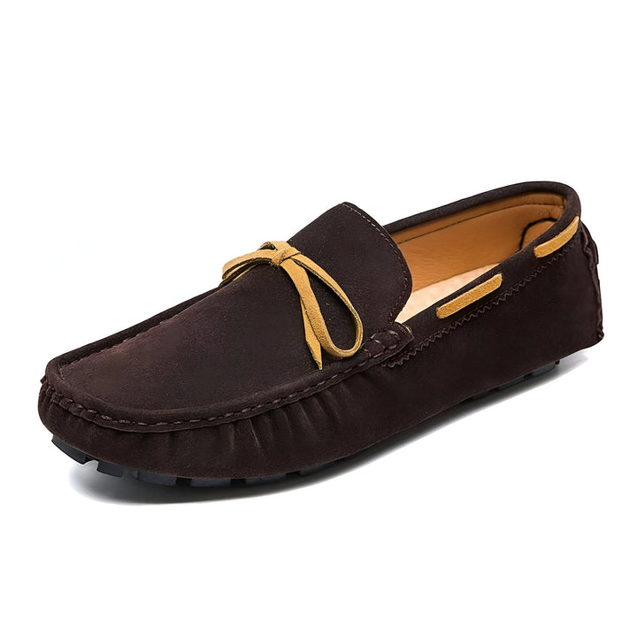 Mocassin homme marron en daim avec lacet décoratif beige. Chaussure décontractée pour homme, style bateau. Idéal pour un look élégant et confortable., 45286749995189,45286750027957,45286750060725,45286750093493,45286750126261,45286750159029,45286750191797,45286750224565,45286750257333,45286750290101,45286750322869,45286750355637,45286750388405,45286750421173,45286750453941,45286750486709,45286750519477,45286750552245,45286750585013,45286750617781,45286750650549,45286750683317,45286750716085,45286750