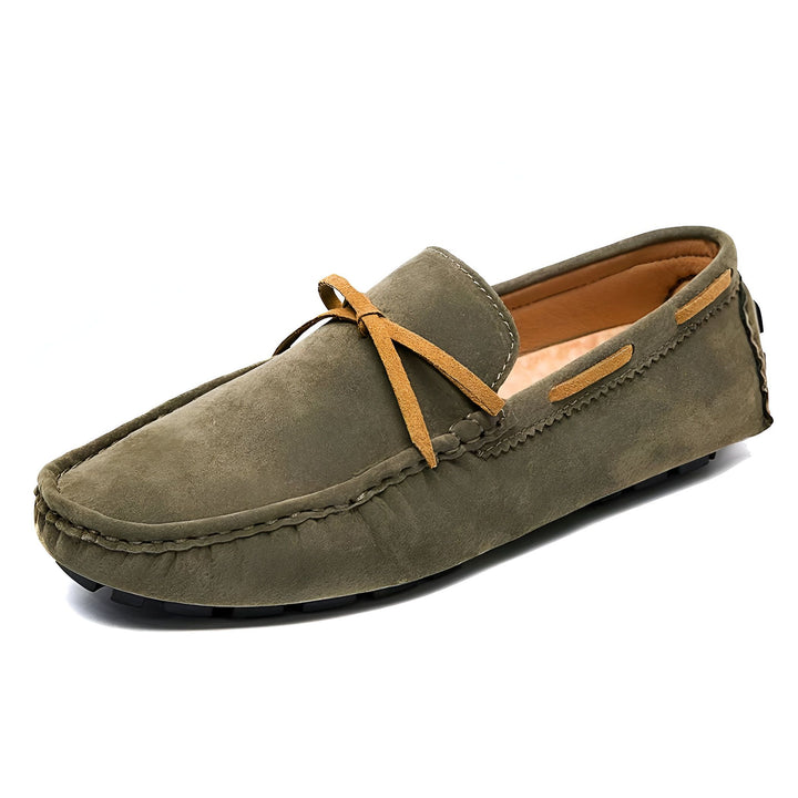 Mocassin homme en daim vert olive avec lacets décoratifs marron clair. Chaussure élégante et confortable, idéale pour un look décontracté., 45286749995189,45286750027957,45286750060725,45286750093493,45286750126261,45286750159029,45286750191797,45286750224565,45286750257333,45286750290101,45286750322869,45286750355637,45286750388405,45286750421173,45286750453941,45286750486709,45286750519477,45286750552245,45286750585013,45286750617781,45286750650549,45286750683317,45286750716085,45286750748853,4528