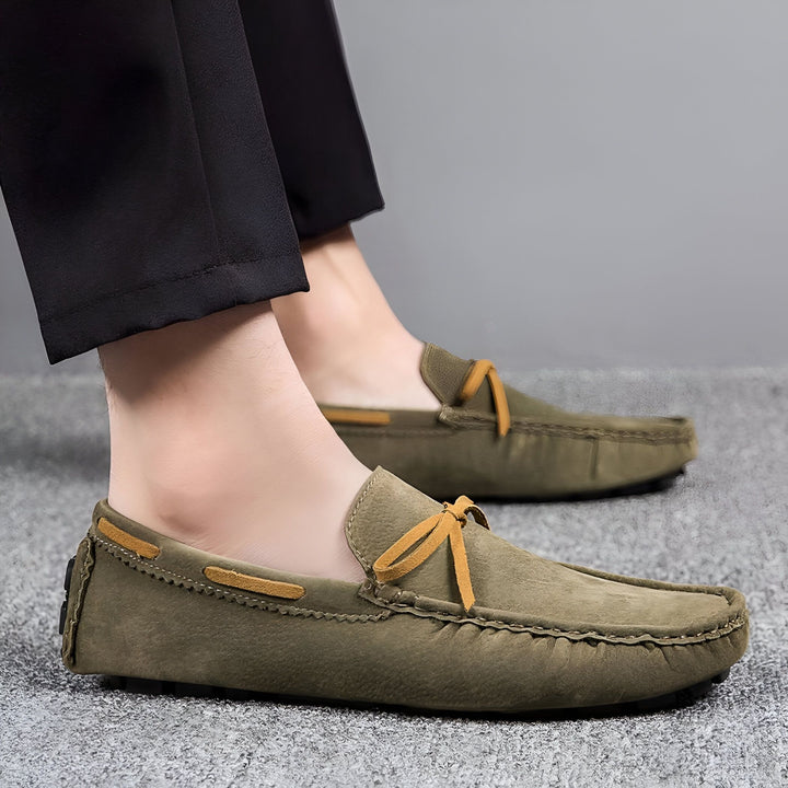 Gros plan de mocassins en daim olive avec nœuds décoratifs ocre. Chaussures élégantes portées avec un pantalon noir. Mode masculine, confort et style décontracté., 45286749995189,45286750027957,45286750060725,45286750093493,45286750126261,45286750159029,45286750191797,45286750224565,45286750257333,45286750290101,45286750322869,45286750355637,45286750388405,45286750421173,45286750453941,45286750486709,45286750519477,45286750552245,45286750585013,45286750617781,45286750650549,45286750683317,452867507