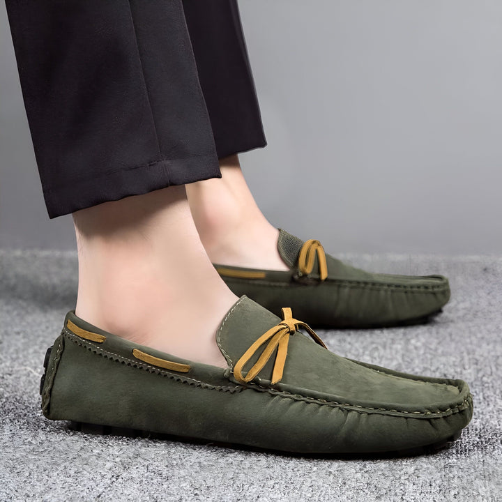 Mocassins verts pour hommes avec un nœud décoratif, portés avec un pantalon noir. Chaussures décontractées élégantes, parfaites pour un look quotidien confortable et tendance., 45286749995189,45286750027957,45286750060725,45286750093493,45286750126261,45286750159029,45286750191797,45286750224565,45286750257333,45286750290101,45286750322869,45286750355637,45286750388405,45286750421173,45286750453941,45286750486709,45286750519477,45286750552245,45286750585013,45286750617781,45286750650549,45286750683