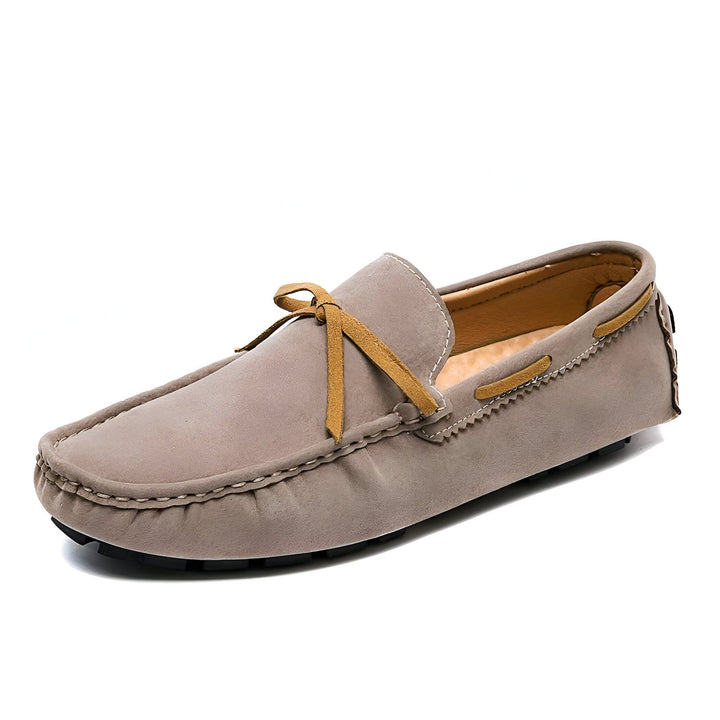 Mocassin homme en daim gris avec lacets en cuir marron clair. Chaussure décontractée, confortable et élégante. Idéal pour un look casual chic. Mode masculine, chaussures pour hommes., 45286749995189,45286750027957,45286750060725,45286750093493,45286750126261,45286750159029,45286750191797,45286750224565,45286750257333,45286750290101,45286750322869,45286750355637,45286750388405,45286750421173,45286750453941,45286750486709,45286750519477,45286750552245,45286750585013,45286750617781,45286750650549,452867