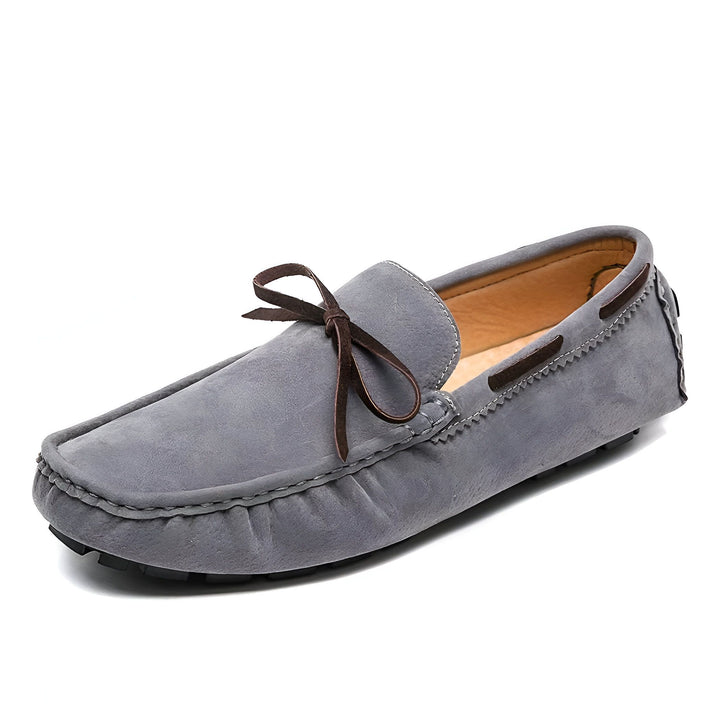 Mocassin gris en daim avec lacet décoratif marron. Chaussure d'été élégante pour homme, vue de côté. Confortable et décontractée., 45286749995189,45286750027957,45286750060725,45286750093493,45286750126261,45286750159029,45286750191797,45286750224565,45286750257333,45286750290101,45286750322869,45286750355637,45286750388405,45286750421173,45286750453941,45286750486709,45286750519477,45286750552245,45286750585013,45286750617781,45286750650549,45286750683317,45286750716085,45286750748853,4528675078