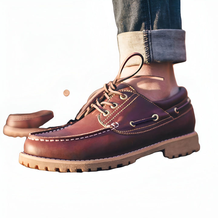 Chaussure bateau en cuir marron pour homme avec jean bleu retroussé. Détail couture blanche, lacet en cuir et semelle épaisse. Mode masculine décontractée et élégante., 45287041466549,45287041499317,45287041532085,45287041564853,45287041597621,45287041630389,45287041663157,45287041695925,45287041728693,45287041761461