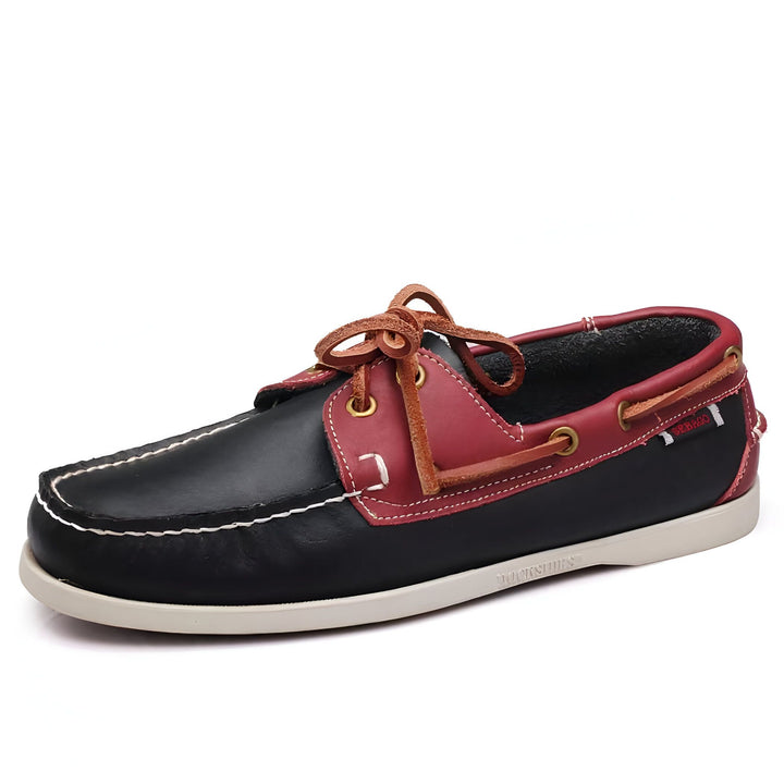Chaussure bateau en cuir noir et bordeaux avec des lacets en cuir marron et une semelle blanche. Chaussures décontractées et confortables pour hommes. Idéales pour la navigation ou une tenue decontractée., 45287041990837,45287042023605,45287042056373,45287042089141,45287042121909,45287042154677,45287042187445,45287042220213,45287042252981,45287042285749,45287042318517,45287042351285,45287042384053,45287042416821,45287042449589,45287042482357,45287042515125,45287042547893,45287042580661,45287042613429,