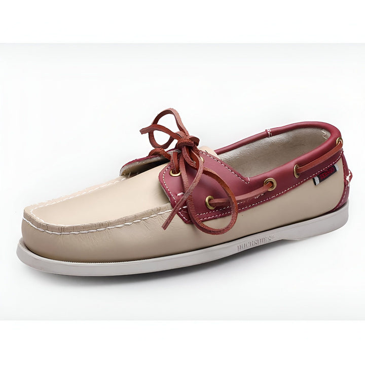 Chaussure bateau Sebago classique en cuir beige et bordeaux, avec lacets en cuir marron noués. Style nautique décontracté et élégant., 45287041990837,45287042023605,45287042056373,45287042089141,45287042121909,45287042154677,45287042187445,45287042220213,45287042252981,45287042285749,45287042318517,45287042351285,45287042384053,45287042416821,45287042449589,45287042482357,45287042515125,45287042547893,45287042580661,45287042613429,45287042646197,45287042678965,45287042711733,45287042744501,4528704277