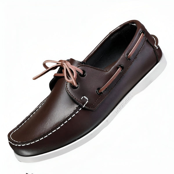 Chaussure bateau Dockside en cuir marron avec lacets beiges, semelle blanche et coutures blanches., 45287033274549,45287033307317,45287033340085,45287033372853,45287033405621,45287033438389,45287033471157,45287033503925,45287033536693,45287033569461,45287033602229,45287033634997,45287033667765,45287033700533,45287033733301,45287033766069,45287033798837,45287033831605,45287033864373,45287033929909,45287033962677,45287033995445,45287034028213,45287034060981,45287034093749,45287034126517,45287034159285,45287