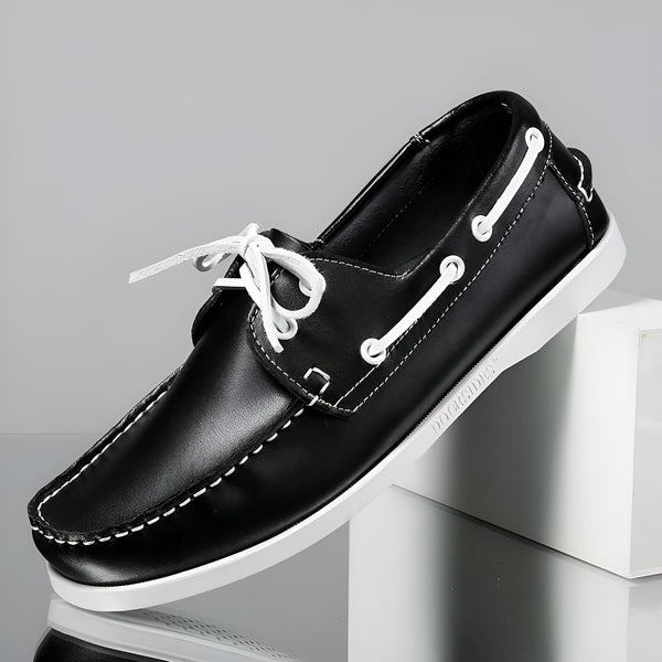 Mocassin noir en cuir Docksiders pour homme, avec lacets blancs et semelle blanche, style bateau. Chaussure décontractée élégante, idéale pour l'été. Mode masculine, confort et qualité., 45287033274549,45287033307317,45287033340085,45287033372853,45287033405621,45287033438389,45287033471157,45287033503925,45287033536693,45287033569461,45287033602229,45287033634997,45287033667765,45287033700533,45287033733301,45287033766069,45287033798837,45287033831605,45287033864373,45287033929909,45287033962677,