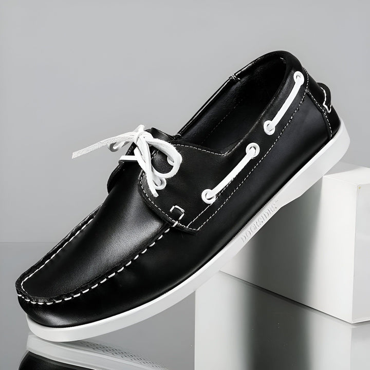 Mocassin noir en cuir Docksiders pour homme, avec lacets blancs et semelle blanche, style bateau. Chaussure décontractée élégante, idéale pour l'été. Mode masculine, confort et qualité., 45287033274549,45287033307317,45287033340085,45287033372853,45287033405621,45287033438389,45287033471157,45287033503925,45287033536693,45287033569461,45287033602229,45287033634997,45287033667765,45287033700533,45287033733301,45287033766069,45287033798837,45287033831605,45287033864373,45287033929909,45287033962677,