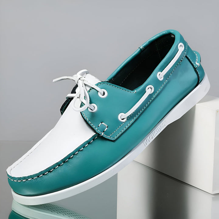 Mocassin bateau bicolore bleu turquoise et blanc en cuir avec lacets blancs. Chaussure élégante et décontractée pour homme. Style nautique et confort., 45287033274549,45287033307317,45287033340085,45287033372853,45287033405621,45287033438389,45287033471157,45287033503925,45287033536693,45287033569461,45287033602229,45287033634997,45287033667765,45287033700533,45287033733301,45287033766069,45287033798837,45287033831605,45287033864373,45287033929909,45287033962677,45287033995445,45287034028213,452870340