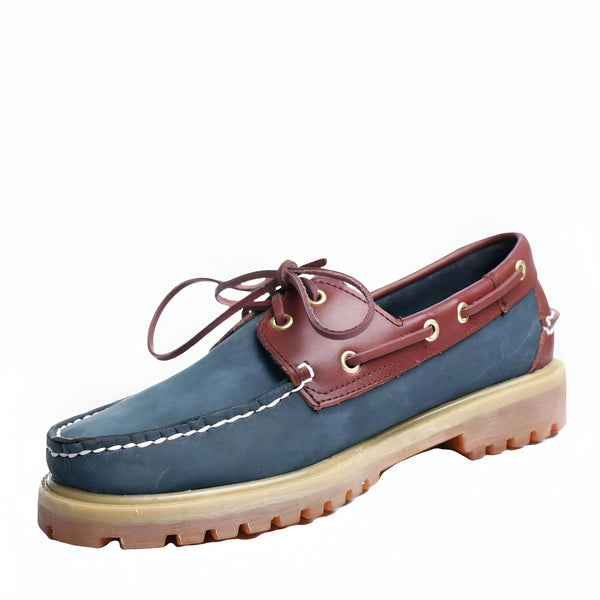 Mocassin bateau bleu marine et marron, semelle épaisse beige. Chaussure décontractée à lacets en cuir, détails cousus et oeillets dorés. Mode masculine, style nautique., 45287028850869,45287028883637,45287028916405,45287028949173,45287028981941,45287029014709,45287029047477,45287029080245,45287029113013,45287029145781,45287029178549,45287029211317,45287029244085,45287029276853,45287029309621,45287029342389,45287029375157,45287029407925,45287029440693,45287029473461,45287029506229,45287029538997,4528