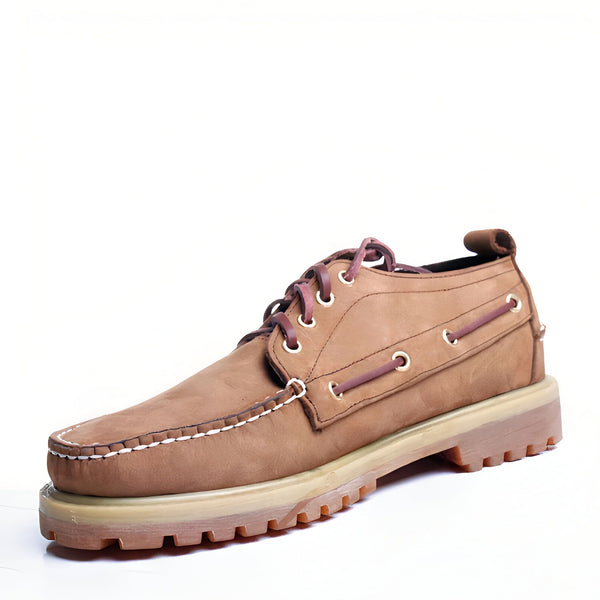 Chaussure bateau marron en cuir avec lacets et semelle crantée, sur fond blanc. Vue latérale d'une chaussure décontractée pour homme, idéale pour un look tendance et confortable. Chaussures de style nautique, parfaites pour l'été., 45287028850869,45287028883637,45287028916405,45287028949173,45287028981941,45287029014709,45287029047477,45287029080245,45287029113013,45287029145781,45287029178549,45287029211317,45287029244085,45287029276853,45287029309621,45287029342389,45287029375157,45287029407925,4