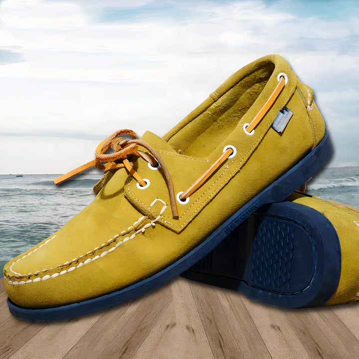 Mocassins bateau en daim jaune moutarde avec lacets orange, semelle bleu marine. Chaussures décontractées, style nautique., 45287025442997,45287025475765,45287025508533,45287025541301,45287025574069,45287025606837,45287025639605,45287025672373,45287025705141,45287025737909,45287025770677,45287025803445,45287025836213,45287025868981,45287025901749,45287025934517,45287025967285,45287026000053,45287026032821,45287026065589,45287026098357,45287026131125,45287026163893,45287026196661,45287026229429,452870262