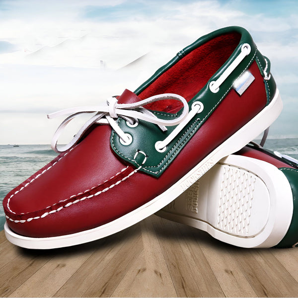Mocassins bicolores rouge et vert sur un pont en bois, avec la mer en arrière-plan. Chaussures de bateau en cuir, lacets blancs, style nautique. Accessoires de mode pour homme., 45287025442997,45287025475765,45287025508533,45287025541301,45287025574069,45287025606837,45287025639605,45287025672373,45287025705141,45287025737909,45287025770677,45287025803445,45287025836213,45287025868981,45287025901749,45287025934517,45287025967285,45287026000053,45287026032821,45287026065589,45287026098357,45287026131125,4