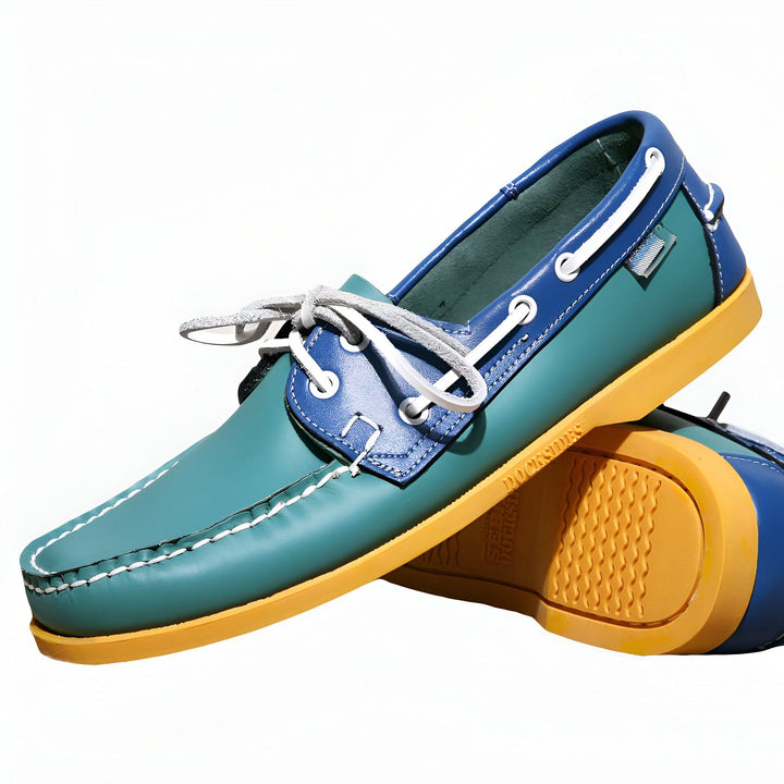 Paire de chaussures bateau Dockside en cuir bleu et vert, avec lacets blancs, posées l'une sur l'autre. Semelle jaune. Chaussures de style nautique, idéales pour l'été et les loisirs en bord de mer. Confort et élégance décontractée., 45287025442997,45287025475765,45287025508533,45287025541301,45287025574069,45287025606837,45287025639605,45287025672373,45287025705141,45287025737909,45287025770677,45287025803445,45287025836213,45287025868981,45287025901749,45287025934517,45287025967285,4528702600005