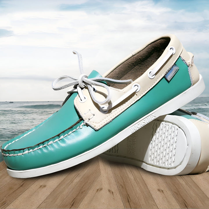 Mocassins bateau turquoise et blanc, lacets blancs, semelle blanche, posés sur une table en bois. Arrière-plan flou avec la mer et le ciel bleu., 45287025442997,45287025475765,45287025508533,45287025541301,45287025574069,45287025606837,45287025639605,45287025672373,45287025705141,45287025737909,45287025770677,45287025803445,45287025836213,45287025868981,45287025901749,45287025934517,45287025967285,45287026000053,45287026032821,45287026065589,45287026098357,45287026131125,45287026163893,45287026196661,45