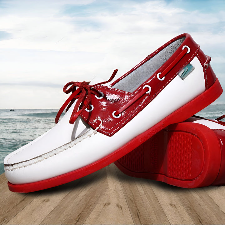 Gros plan de chaussures bateau blanches et rouges sur un pont en bois, avec vue sur la mer et le ciel bleu. Les lacets sont rouges et noués. Style nautique, mode estivale., 45287025442997,45287025475765,45287025508533,45287025541301,45287025574069,45287025606837,45287025639605,45287025672373,45287025705141,45287025737909,45287025770677,45287025803445,45287025836213,45287025868981,45287025901749,45287025934517,45287025967285,45287026000053,45287026032821,45287026065589,45287026098357,45287026131125,452870