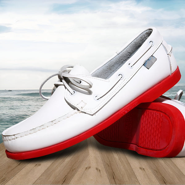 Chaussures bateau blanches et rouges sur un ponton en bois, avec la mer en arrière-plan. Idéales pour un style marin décontracté., 45287025442997,45287025475765,45287025508533,45287025541301,45287025574069,45287025606837,45287025639605,45287025672373,45287025705141,45287025737909,45287025770677,45287025803445,45287025836213,45287025868981,45287025901749,45287025934517,45287025967285,45287026000053,45287026032821,45287026065589,45287026098357,45287026131125,45287026163893,45287026196661,45287026229429,