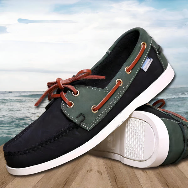 Mocassins bateau en cuir noir et vert olive avec lacets en cuir marron. Semelle blanche. Arrière-plan : bord de mer avec ciel bleu nuageux., 45287025442997,45287025475765,45287025508533,45287025541301,45287025574069,45287025606837,45287025639605,45287025672373,45287025705141,45287025737909,45287025770677,45287025803445,45287025836213,45287025868981,45287025901749,45287025934517,45287025967285,45287026000053,45287026032821,45287026065589,45287026098357,45287026131125,45287026163893,45287026196661,45287026