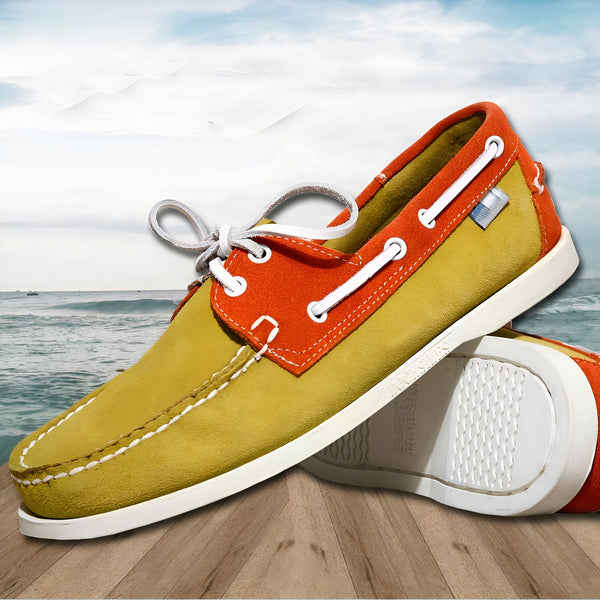 Gros plan de chaussures bateau en daim jaune et orange, avec des lacets blancs, sur fond de mer et ciel bleu., 45287025442997,45287025475765,45287025508533,45287025541301,45287025574069,45287025606837,45287025639605,45287025672373,45287025705141,45287025737909,45287025770677,45287025803445,45287025836213,45287025868981,45287025901749,45287025934517,45287025967285,45287026000053,45287026032821,45287026065589,45287026098357,45287026131125,45287026163893,45287026196661,45287026229429,45287026262197,452870262