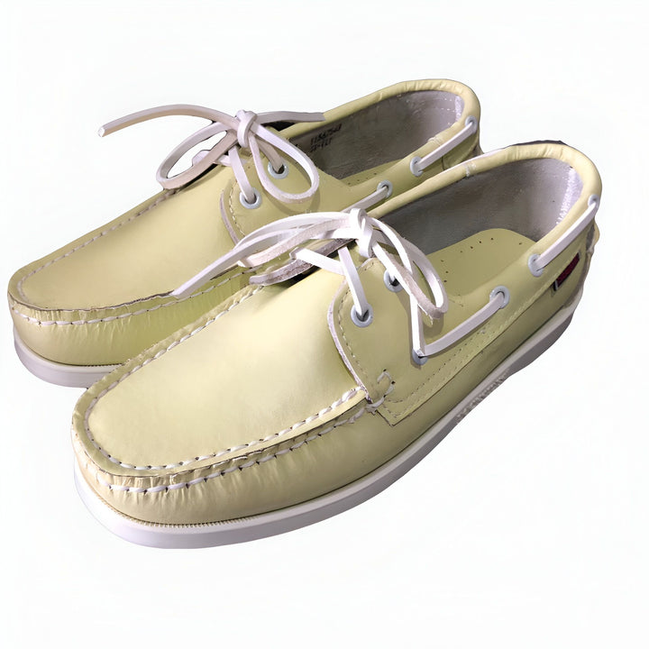 Paire de chaussures bateau en cuir jaune pâle avec lacets blancs. Chaussures de style nautique, idéales pour le printemps ou l'été. Mode masculine et décontractée., 45286856458421,45286856491189,45286856523957,45286856556725,45286856589493,45286856622261,45286856655029,45286856687797,45286856720565,45286856753333,45286856786101,45286856818869,45286856851637,45286856884405,45286856917173,45286856949941,45286856982709,45286857015477,45286857048245,45286857081013,45286857113781,45286857146549,452868571