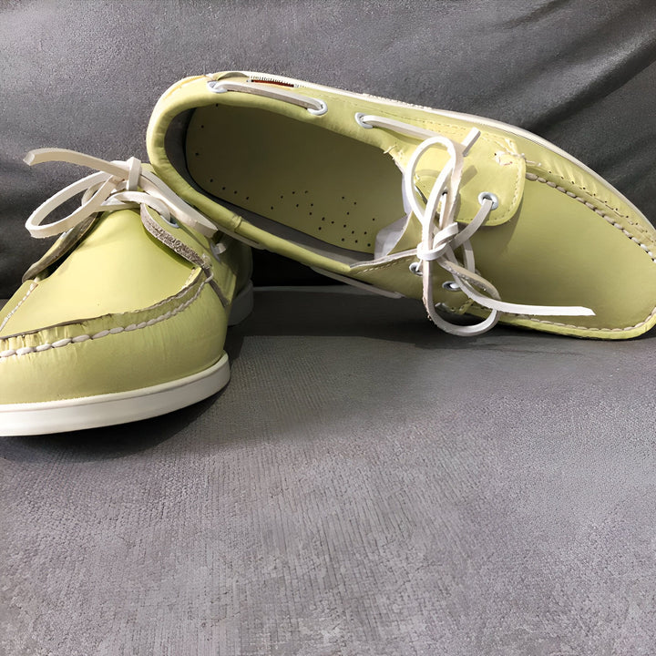Chaussures bateau en cuir jaune pâle avec lacets blancs, présentées sur un fond gris uni. Mocassins élégants et confortables pour une tenue décontractée., 45286856458421,45286856491189,45286856523957,45286856556725,45286856589493,45286856622261,45286856655029,45286856687797,45286856720565,45286856753333,45286856786101,45286856818869,45286856851637,45286856884405,45286856917173,45286856949941,45286856982709,45286857015477,45286857048245,45286857081013,45286857113781,45286857146549,45286857179317,452