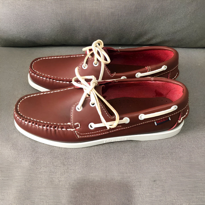Paire de chaussures bateau Sebago Docksides en cuir marron avec lacets blancs. Chaussures élégantes et confortables pour un look décontracté., 45286856458421,45286856491189,45286856523957,45286856556725,45286856589493,45286856622261,45286856655029,45286856687797,45286856720565,45286856753333,45286856786101,45286856818869,45286856851637,45286856884405,45286856917173,45286856949941,45286856982709,45286857015477,45286857048245,45286857081013,45286857113781,45286857146549,45286857179317,45286857212085,452
