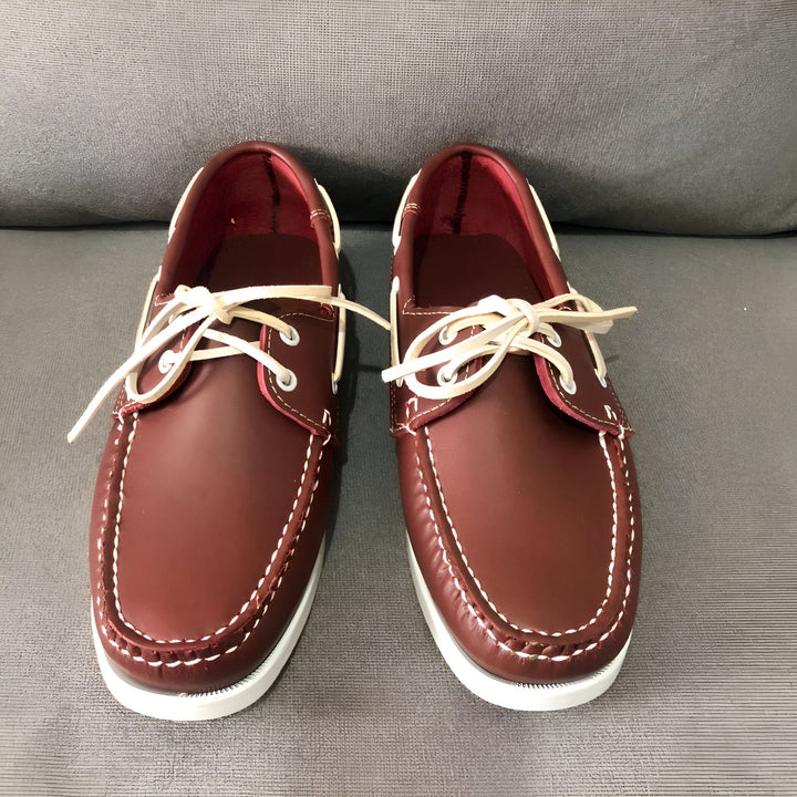 Paire de chaussures bateau en cuir bordeaux avec lacets blancs. Style nautique classique, coutures apparentes blanches, semelle blanche. Chaussures décontractées et élégantes pour homme., 45286856458421,45286856491189,45286856523957,45286856556725,45286856589493,45286856622261,45286856655029,45286856687797,45286856720565,45286856753333,45286856786101,45286856818869,45286856851637,45286856884405,45286856917173,45286856949941,45286856982709,45286857015477,45286857048245,45286857081013,45286857113781,452