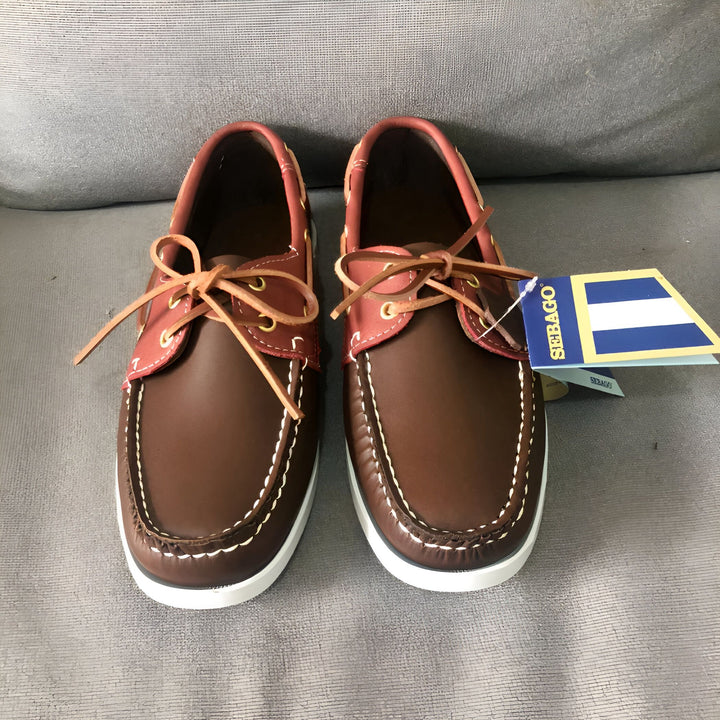 Paire de chaussures bateau Sebago en cuir marron, lacets en cuir, semelle blanche. Étiquette Sebago bleue et blanche attachée., 45286856458421,45286856491189,45286856523957,45286856556725,45286856589493,45286856622261,45286856655029,45286856687797,45286856720565,45286856753333,45286856786101,45286856818869,45286856851637,45286856884405,45286856917173,45286856949941,45286856982709,45286857015477,45286857048245,45286857081013,45286857113781,45286857146549,45286857179317,45286857212085,45286857244853,45286