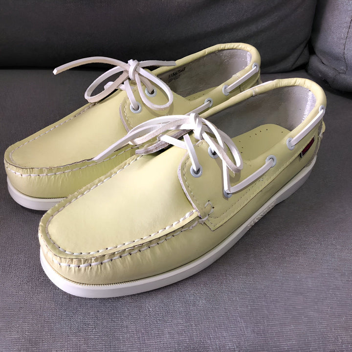 Deux chaussures bateau en cuir jaune pâle avec lacets blancs, sur un fond gris. Chaussures décontractées, idéales pour l'été., 45286856458421,45286856491189,45286856523957,45286856556725,45286856589493,45286856622261,45286856655029,45286856687797,45286856720565,45286856753333,45286856786101,45286856818869,45286856851637,45286856884405,45286856917173,45286856949941,45286856982709,45286857015477,45286857048245,45286857081013,45286857113781,45286857146549,45286857179317,45286857212085,45286857244853,45
