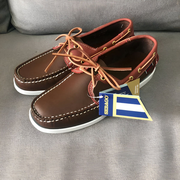 Chaussures bateau Sebago marron en cuir avec lacets et semelles blanches, parfaites pour un look décontracté et marin. Style classique et confortable., 45286856458421,45286856491189,45286856523957,45286856556725,45286856589493,45286856622261,45286856655029,45286856687797,45286856720565,45286856753333,45286856786101,45286856818869,45286856851637,45286856884405,45286856917173,45286856949941,45286856982709,45286857015477,45286857048245,45286857081013,45286857113781,45286857146549,45286857179317,45286857212
