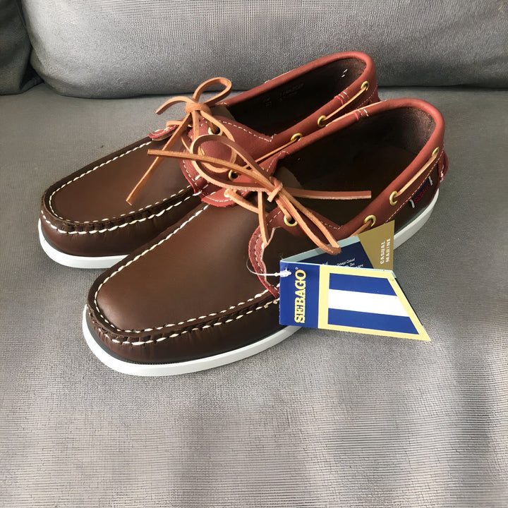 Chaussures bateau Sebago marron en cuir avec lacets et semelles blanches, parfaites pour un look décontracté et marin. Style classique et confortable., 45286856458421,45286856491189,45286856523957,45286856556725,45286856589493,45286856622261,45286856655029,45286856687797,45286856720565,45286856753333,45286856786101,45286856818869,45286856851637,45286856884405,45286856917173,45286856949941,45286856982709,45286857015477,45286857048245,45286857081013,45286857113781,45286857146549,45286857179317,45286857212