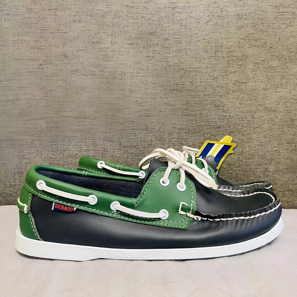 Deux chaussures bateau Sebago Docksides, cuir vert et noir, lacets blancs. Style nautique classique, semelle blanche., 45286754320565,45286754353333,45286754386101,45286754418869,45286754451637,45286754484405,45286754517173,45286754549941,45286754582709,45286754615477,45286754648245,45286754681013,45286754713781,45286754746549,45286754779317,45286754812085,45286754844853,45286754877621,45286754910389,45286754943157,45286754975925,45286755008693,45286755041461,45286755074229,45286755106997,45286755139765,4