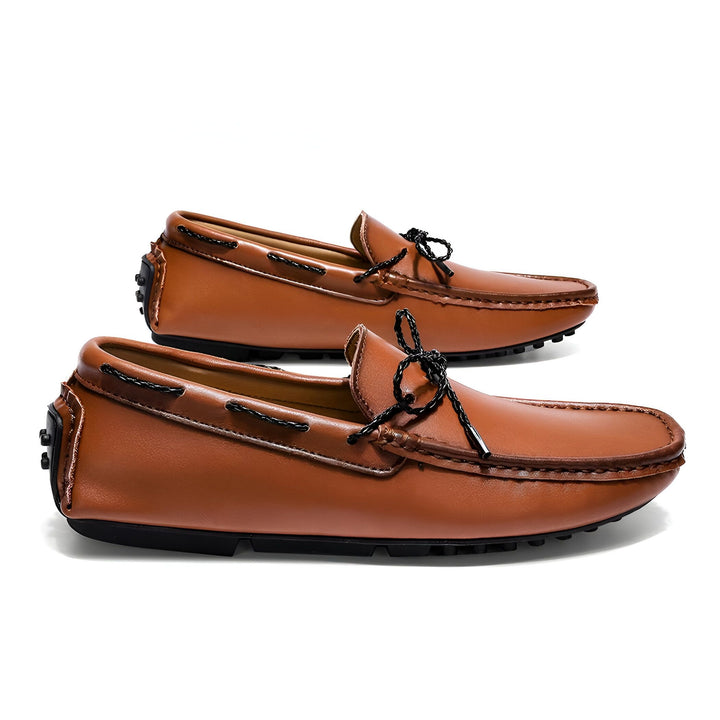Mocassins en cuir marron pour hommes avec lacets noirs. Chaussures élégantes et confortables, parfaites pour un look décontracté chic. Détails soignés et finitions impeccables., 45286749274293,45286749307061,45286749339829,45286749372597,45286749405365,45286749438133,45286749470901,45286749503669,45286749536437,45286749569205,45286749601973,45286749634741,45286749667509,45286749700277,45286749733045,45286749765813,45286749798581,45286749831349,45286749864117,45286749896885,45286749929653,45286749962