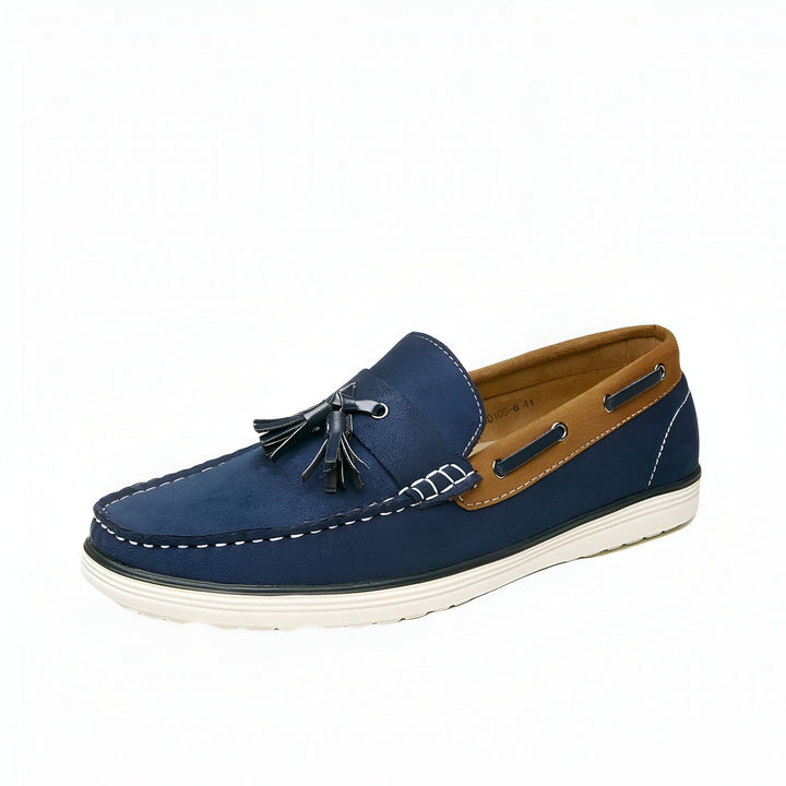 Mocassin homme bleu marine avec détails marron clair et glands. Chaussure décontractée en cuir avec semelle blanche., 45287031046325,45287031079093,45287031111861,45287031144629,45287031177397,45287031210165,45287031242933,45287031275701,45287031308469,45287031341237,45287031374005,45287031406773,45287031439541,45287031472309,45287031505077,45287031537845,45287031570613,45287031603381,45287031636149,45287031668917,45287031701685,45287031734453,45287031767221,45287031799989