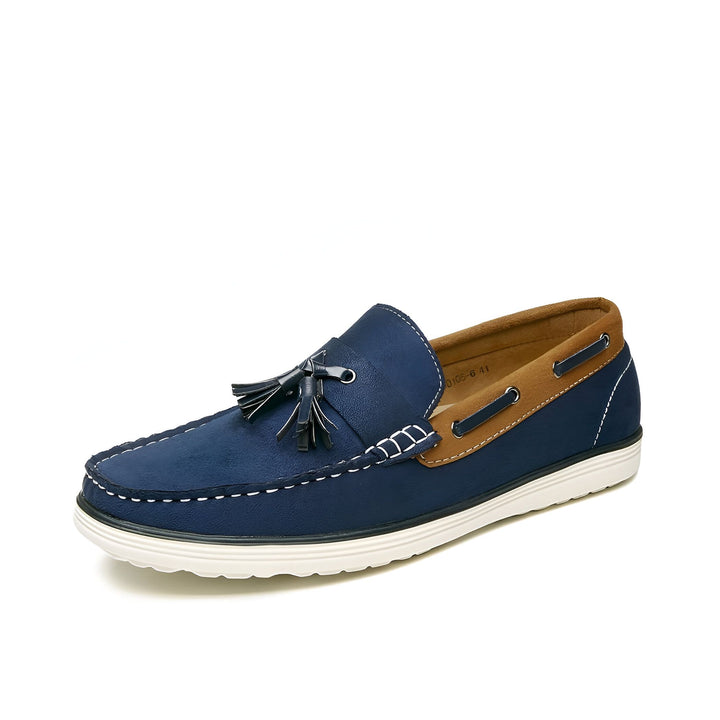 Mocassin bleu marine pour homme avec semelle blanche. Détail de gland décoratif et surpiqûres blanches. Chaussure élégante et confortable., 45287031046325,45287031079093,45287031111861,45287031144629,45287031177397,45287031210165,45287031242933,45287031275701,45287031308469,45287031341237,45287031374005,45287031406773,45287031439541,45287031472309,45287031505077,45287031537845,45287031570613,45287031603381,45287031636149,45287031668917,45287031701685,45287031734453,45287031767221,45287031799989