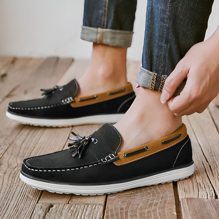 Gros plan de mocassins noirs avec détails marron portés avec un jean retroussé. Chaussures bateau décontractées à semelles blanches. Style élégant et confortable., 45287031046325,45287031079093,45287031111861,45287031144629,45287031177397,45287031210165,45287031242933,45287031275701,45287031308469,45287031341237,45287031374005,45287031406773,45287031439541,45287031472309,45287031505077,45287031537845,45287031570613,45287031603381,45287031636149,45287031668917,45287031701685,45287031734453,45287031