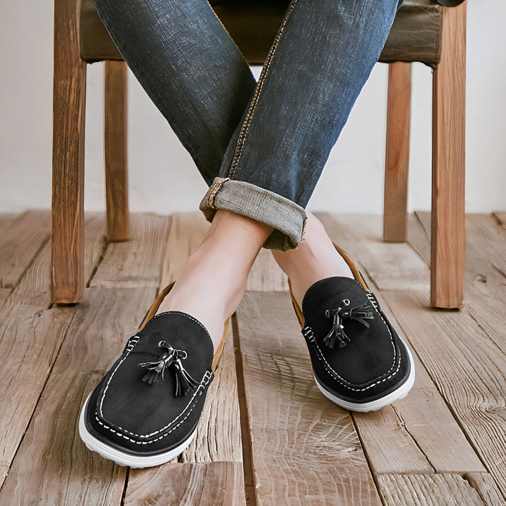 Homme assis, jambes croisées, portant des mocassins noirs à glands avec jean décontracté. Chaise en bois et plancher en bois en arrière-plan.
, 45287031046325,45287031079093,45287031111861,45287031144629,45287031177397,45287031210165,45287031242933,45287031275701,45287031308469,45287031341237,45287031374005,45287031406773,45287031439541,45287031472309,45287031505077,45287031537845,45287031570613,45287031603381,45287031636149,45287031668917,45287031701685,45287031734453,45287031767221,45287031799989