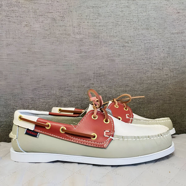 Vue rapprochée de deux chaussures bateau Sebago Dockside. Les chaussures sont en cuir beige et blanc, avec des détails rouges et des lacets en cuir., 45286753239221,45286753271989,45286753304757,45286753337525,45286753370293,45286753403061,45286753435829,45286753468597,45286753501365,45286753534133,45286753566901,45286753599669,45286753632437,45286753665205,45286753697973,45286753730741,45286753763509,45286753796277,45286753829045,45286753861813,45286753894581,45286753927349,45286753960117,4528675399288