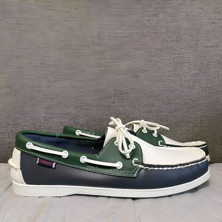 Paire de chaussures bateau Sebago Dockside tricolores (bleu marine, vert, blanc) avec lacets blancs. Chaussures en cuir classiques et élégantes pour homme., 45286753239221,45286753271989,45286753304757,45286753337525,45286753370293,45286753403061,45286753435829,45286753468597,45286753501365,45286753534133,45286753566901,45286753599669,45286753632437,45286753665205,45286753697973,45286753730741,45286753763509,45286753796277,45286753829045,45286753861813,45286753894581,45286753927349,45286753960117,452867