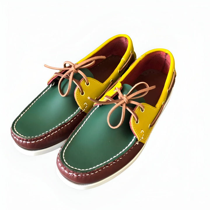 Paire de chaussures bateau multicolores. Chaussures en cuir vert, jaune et bordeaux avec lacets marrons. Chaussures de style décontracté, parfaites pour l'été., 45286756483253,45286756516021,45286756548789,45286756581557,45286756614325,45286756647093,45286756679861,45286756712629,45286756745397,45286756778165,45286756810933