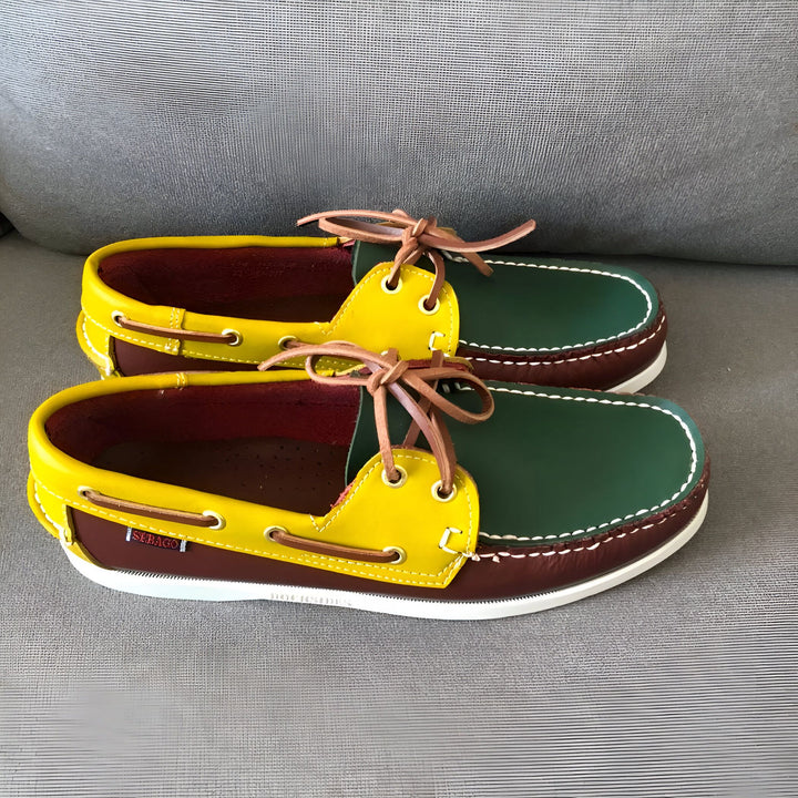 Deux chaussures bateau Sebago multicolores (vert, jaune, marron) avec lacets en cuir marron., 45286756483253,45286756516021,45286756548789,45286756581557,45286756614325,45286756647093,45286756679861,45286756712629,45286756745397,45286756778165,45286756810933