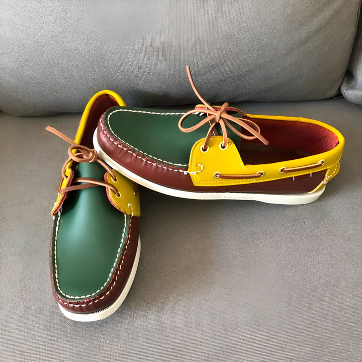Vue rapprochée de chaussures bateau colorées en cuir. Les couleurs sont : vert, marron, jaune et blanc. Les lacets sont marron clair., 45286756483253,45286756516021,45286756548789,45286756581557,45286756614325,45286756647093,45286756679861,45286756712629,45286756745397,45286756778165,45286756810933